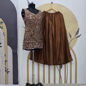 Traje indio de georgette marrón: bordado secuencial, dupatta de red imagen 2