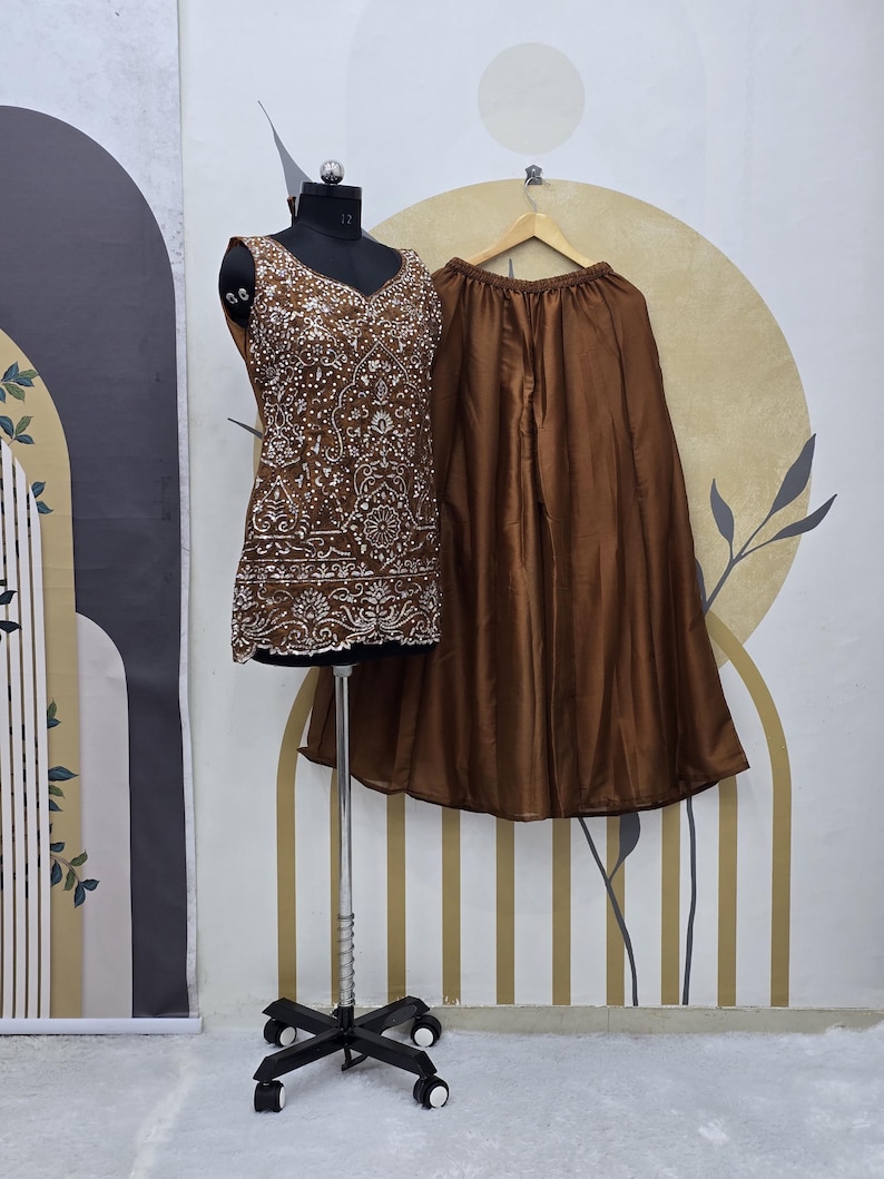 Traje indio de georgette marrón: bordado secuencial, dupatta de red imagen 2
