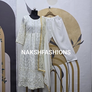 Weißes Georgette Anarkali Kleid: Besticktes indisches Hochzeitskleid