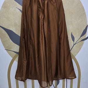 Traje indio de georgette marrón: bordado secuencial, dupatta de red imagen 10