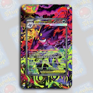 Puede incluir: Una tarjeta decorativa con un diseño de Pokémon Mega Gengar EX. La tarjeta tiene un esquema de color púrpura y negro con un personaje Gengar sonriente. El fondo tiene un diseño abstracto colorido. El texto incluye "Mega Gengar EX" y "Tarjeta no incluida."