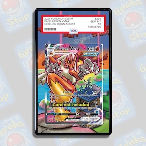 Può includere: Una carta Pokémon Blaziken VMAX classificata del set Regno Glaciale. La carta è in una custodia protettiva con un punteggio Gem Mint 10. La carta mostra Blaziken VMAX in una posa infuocata con il testo "Blaziken VMAX" e "Attacco Rapido" visibile.