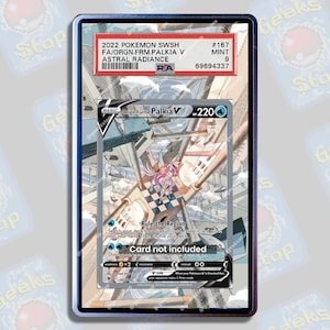 Pode incluir: Um cartão de negociação de Pokemon com Palkia V, uma criatura azul e branca com uma cauda longa e fluida. O cartão é do conjunto Astral Radiance e tem um acabamento holográfico. O número do cartão é 167/196.