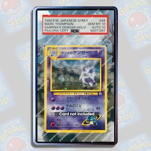 Può includere: Una carta da gioco giapponese Pokemon con un Pokemon Gengar viola e bianco con il testo "ナツメのゲンガー" e "LV.39 HP80". La carta è classificata GEM MT 10 da PSA.