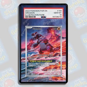 Puede incluir: Una carta de Pokémon calificada con Groudon, una criatura roja y gris, contra un fondo volcánico. La carta está etiquetada como "Illustration Rare" e incluye el texto "Card not included". La carta está dentro de un soporte negro.