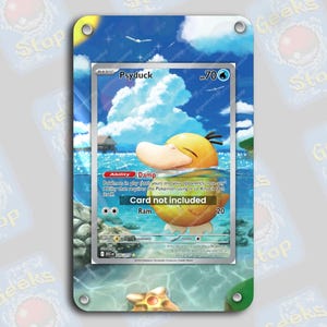 Puede incluir: Una carta Pokémon de Psyduck exhibida en una funda protectora. La carta presenta un personaje Psyduck amarillo en el agua con un fondo de cielo azul. El texto en la carta incluye "Psyduck", "Damp" y "Ram". La funda tiene un diseño azul y verde.