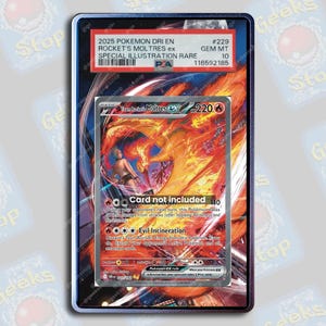 Peut inclure: Carte Pokémon Rocket's Moltres ex, illustration rare spéciale, notée 10 par PSA. La carte est protégée dans un étui. L'illustration montre Moltres enflammé et un personnage en arrière-plan.