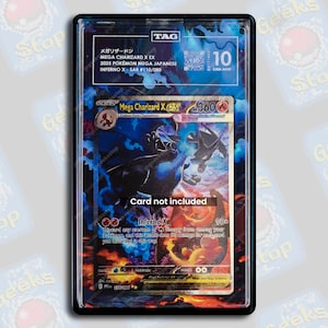 Könnte beinhalten: Eine bewertete Mega Charizard X EX Pokémon-Karte in einer Schutzhülle. Die Karte zeigt eine schwarz-blaue Illustration von Charizard mit dem Text "Inferno X". Die Hülle ist mit Kartendetails und einer Bewertung von 10 versehen.