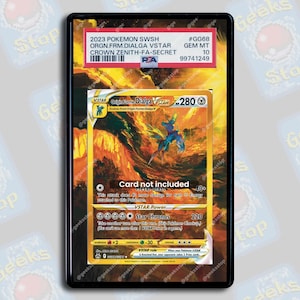 Könnte beinhalten: Eine bewertete 2023 Pokemon SWSH Origin Forme Dialga VSTAR Sammelkarte aus dem Crown Zenith Set, eingeschlossen in einem PSA-Gehäuse. Die Karte zeigt eine goldfarbene Illustration der Kreatur mit Texten wie Metal Blast und Star Chronos.