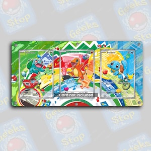 Puede incluir: Un expositor verde, blanco y rojo que contiene tres cartas coleccionables de Pokémon con Bulbasaur, Charmander y Squirtle. Las cartas están sobre un fondo colorido con el texto "Card not included."