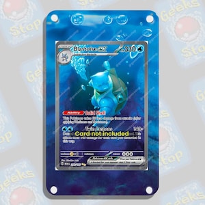 Pode incluir: Uma moldura de exibição retangular azul com um design temático de água com bolhas e quatro parafusos nos cantos. A moldura contém uma carta colecionável Blastoise ex de 330 HP, com o texto Solid Shell e Twin Cannons, e Card not included.