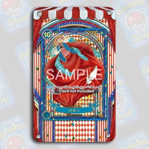 Può includere: Una carta collezionabile con un personaggio con mantello rosso e capelli blu, con la parola "SAMPLE" sul davanti. La carta ha un design a tema circo con strisce rosse e bianche e il testo "Card not included".