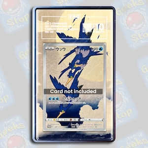 Puede incluir: Una carta coleccionable de Pokémon en una funda protectora. La carta presenta una ilustración de un pájaro azul con texto japonés. La funda tiene un fondo dorado con el texto "Card not included".