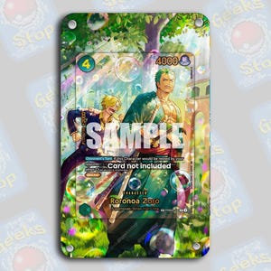 Puede incluir: Un protector de tarjeta acrílico transparente con una ilustración de anime de Roronoa Zoro y Sanji. La tarjeta tiene el texto "SAMPLE" y "Card not included". El fondo presenta burbujas y una combinación de colores verde y amarillo.