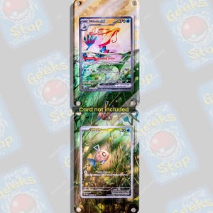 Könnte beinhalten: Ein vertikaler Acryl-Displayrahmen mit zwei Fächern für Sammelkarten, bestückt mit einer Milotic ex-Karte oben und einer Feebas-Karte unten. Der Rahmen ist mit einem Wasserpflanzen-Motiv und dem Text Card not included bedruckt.