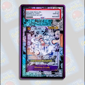 Może przedstawiać: Oceniona japońska karta kolekcjonerska One Piece 2023 Monkey D. Luffy w fioletowej obudowie PSA. Karta przedstawia grafikę w stylu mangi z postacią w białym stroju, z tekstem zawierającym 12000 power, 10 cost oraz nazwę Monkey D. Luffy na dole.