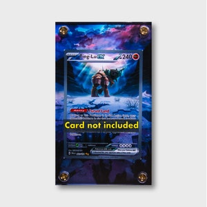 Può includere: Una vetrina trasparente in acrilico con viti color oro che tiene una carta Pokémon Ting-Lu EX. La carta presenta un'illustrazione di creatura e il testo "Card not included". Lo sfondo ha un design colorato e nuvoloso.