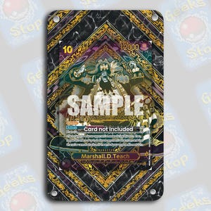Puede incluir: Un protector de tarjeta rectangular con un diseño de mármol negro y dorado. La tarjeta presenta una ilustración central de un personaje con el texto "SAMPLE" superpuesto. La tarjeta también incluye el texto "Marshall.D.Teach".