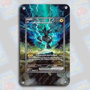 Puede incluir: Una carta Pokémon Zekrom EX se muestra dentro de una funda protectora. La carta presenta una criatura negra y gris con efectos de rayos azules. El texto en la tarjeta incluye "Zekrom EX", "Slash" y "Card not included". La funda tiene un fondo degradado.