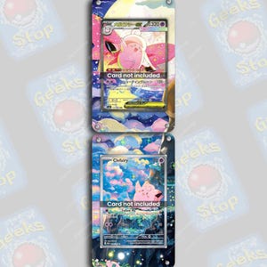 Puede incluir: Dos soportes de tarjetas de acrílico transparente con ilustraciones coloridas y cartas de Pokémon. El soporte superior presenta un diseño rosa y amarillo con una carta de Pokémon que dice "Card not included". El soporte inferior tiene un diseño azul y rosa.