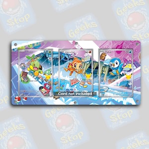 Könnte beinhalten: Ein rechteckiges Display-Board mit drei Pokémon-Sammelkarten-Illustrationen von Chelast, Panflam und Plinfa. Das Board hat vier Ecklöcher und ein zentrales Etikett mit der Aufschrift Card not included auf blau-violettem Hintergrund.