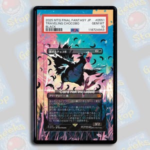 Könnte beinhalten: Eine PSA-zertifizierte 2025 Magic The Gathering Final Fantasy japanische Traveling Chocobo Sammelkarte in einem schwarzen Slab. Die Karte zeigt eine schwarze Chocobo-Illustration, japanischen Text und den Schriftzug Card not included.