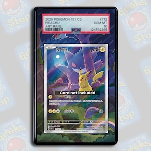 Può includere: Una carta Pokémon classificata con l'arte di Pikachu e Gengar. La carta è racchiusa in un supporto nero con il testo "2025 Pokemon 151 CS Pikachu Art Rare". La carta è classificata GEM MT 10.