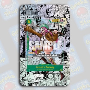 Può includere: Una carta collezionabile con il personaggio Jewelry Bonney di una serie anime. La carta ha un bordo verde e bianco con il nome del personaggio e uno sfondo in stile manga. Il personaggio è raffigurato con capelli rosa, una giacca marrone e un cappello verde.