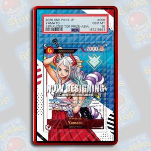 Könnte beinhalten: Eine PSA-geprüfte One Piece-Sammelkarte mit der Figur Yamato, eingeschlossen in eine Kunststoffhülle mit rotem Rand. Die Karte zeigt den Text NOW DESIGNING Card not included, vor einem blauen geometrischen Hintergrund und einer Illustration.