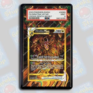 Puede incluir: Una carta coleccionable Pokemon SWSH 2023 Giratina VSTAR Crown Zenith-Secret, certificada por PSA, en una funda protectora de plástico. La carta presenta una ilustración dorada de Giratina con 280 HP, el poder VSTAR Star Requiem y una etiqueta Mint 9.