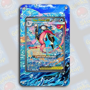 Könnte beinhalten: Ein rechteckiger Acryl-Displayrahmen mit blauem Wassermotiv und Blasen, konzipiert für eine Sammelkarte. In der Mitte befindet sich eine Mega Greninja EX-Karte mit 350 KP, der Fähigkeit Mortal Shuriken und der Attacke Ninja Spinner.
