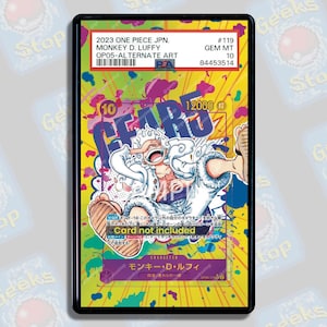 Może przedstawiać: Oceniona karta kolekcjonerska One Piece Monkey D. Luffy z 2023 roku w ochronnej plastikowej obudowie. Karta posiada żółte tło z niebieskimi i zielonymi plamami farby, napis GEAR 5 oraz ilustrację śmiejącej się postaci.