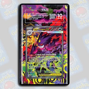 Könnte beinhalten: Eine bewertete Mega Gengar EX Sammelkarte in einer schützenden Kunststoffhülle. Die Karte zeigt eine lila Gengar-Illustration mit roten Augen und einem breiten Grinsen vor einem lebendigen, wirbelnden Hintergrund in Lila, Rot und Gelb.