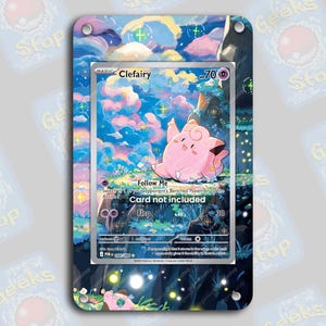 Könnte beinhalten: Eine Schutzhülle für eine Clefairy-Pokémon-Karte. Die Karte zeigt einen rosa Clefairy-Charakter mit einem blau-rosa Himmelshintergrund. Die Hülle hat einen dunkelblauen Rand mit dem sich wiederholenden Text "Stop Geeks".