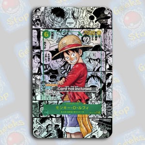 Può includere: Una carta collezionabile con un'illustrazione in stile manga di un personaggio con una camicia rossa e un cappello di paglia. La carta ha uno sfondo a collage di pannelli manga e testo giapponese. Il testo "Card not included" è visibile.