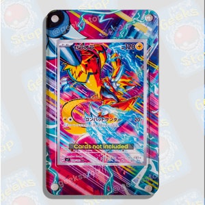 Puede incluir: Un soporte para tarjetas de plástico transparente con un diseño colorido que presenta rayos y una tarjeta japonesa de Pokémon en su interior. La tarjeta presenta un Pokémon rojo y amarillo con el texto "セラオラ" y "コンバットサンダー" en ella.