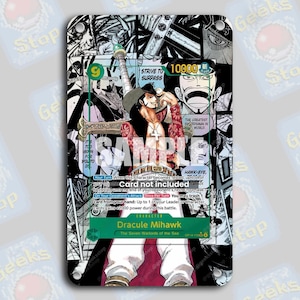 Puede incluir: Carta coleccionable con Dracule Mihawk de "The Seven Warlords of the Sea". La carta tiene una ilustración estilo manga con el texto "SAMPLE" en el centro. El fondo de la carta es un collage de paneles de manga en blanco y negro.