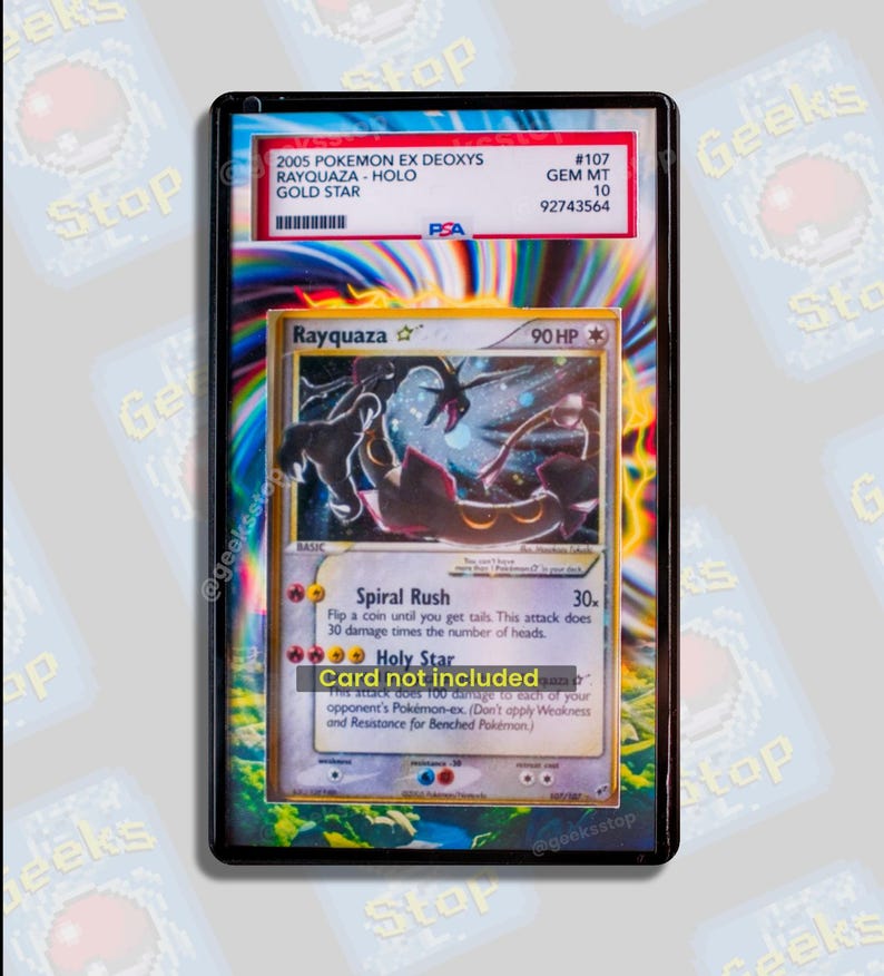 K&ouml;nnte beinhalten: Eine bewertete Pok&eacute;mon-Karte mit Rayquaza, eine Gold Star-Karte aus dem 2005 Pok&eacute;mon EX Deoxys-Set. Die Karte ist in einem Schutzhalter mit einer PSA-Note von 10 eingeschlossen. Das Artwork der Karte zeigt Rayquaza in einer dynamischen Pose.