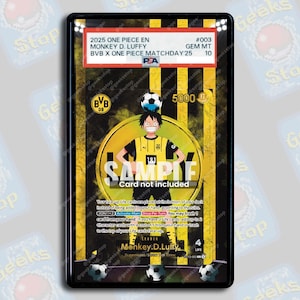 Könnte beinhalten: Eine bewertete One Piece Sammelkarte mit Monkey D. Luffy in einem gelb-schwarzen BVB-Fußballtrikot und einem Fußball auf dem Kopf. Die Karte ist in einem PSA-Gehäuse mit dem Etikett 2025 ONE PIECE EN MONKEY D. LUFFY GEM MT 10 versiegelt.