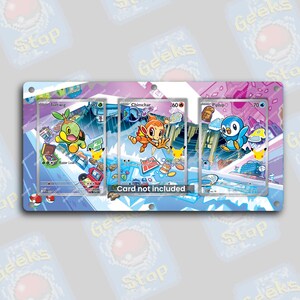 Peut inclure: Un présentoir pour cartes à collectionner Pokémon avec trois emplacements pour cartes. Le présentoir a un design coloré avec le texte "Card not included". Le présentoir est conçu pour contenir trois cartes Pokémon.
