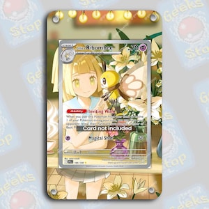 Puede incluir: Una carta de comercio de Pokémon con Ribombee de Lillie. La carta es un Pokémon de Fase 1 con 70 PS. La carta tiene una habilidad llamada "Guiño Invitador" y un ataque llamado "Disparo Mágico" que hace 50 de daño. La carta está ilustrada con Lillie y Ribombee en un entorno de jardín.