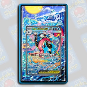 Könnte beinhalten: Ein rechteckiger blauer magnetischer Kartenhalter mit einer Mega Greninja EX Sammelkarte. Die Karte zeigt eine blau-rosa Ninja-Figur mit 350 KP, der Fähigkeit Mortal Shuriken und dem aufgedruckten Angriffstext Ninja Spinner auf der Oberfläche.