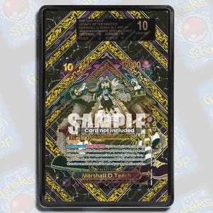Puede incluir: Una tarjeta coleccionable con Marshall D. Teach de la serie One Piece. La tarjeta tiene un diseño dorado y negro con el texto "SAMPLE" y "Card not included". Incluye el texto "2025 ONE PIECE LEGACY OF THE MASTER".