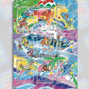 Könnte beinhalten: Ein rechteckiges Metall-Displayboard mit einem farbenfrohen Grafikdesign und neun separaten Bereichen, die jeweils für eine Sammelkarte vorgesehen sind. Das Board zeigt Illustrationen von Bulbasaur, Charmander, Squirtle, Turtwig, Chimchar, Piplup, Rowlet, Litten und Popplio. Der Text lautet Card not included.