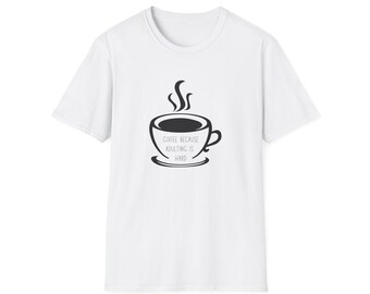 Koszulka unisex typu softstyle z napisem „Kawa, bo dorosłość jest trudna”