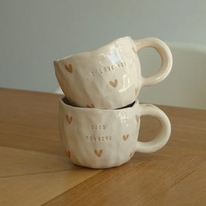 Taza de cerámica personalizada con corazones beige / Taza de cerámica personalizada
