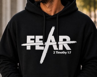 Sudadera cristiana para hombre "Crash Out Fear" con versículo bíblico de 2 Timoteo 1:7. Ropa cristiana.