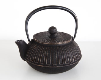 Golden Black Teapot 600ml | Japanese Handmade Cast Iron Teapot | Perfect for Green Tea