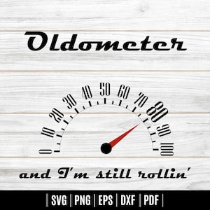 以下が含まれることがあります： 白い木製の背景に、黒い速度計のグラフィックがあり、「Oldometer」と「and I'm still rollin'」と書かれています。速度計の針は80を指しています。