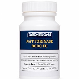 Könnte beinhalten: Eine weiße Kunststoffflasche mit Schraubverschluss und blauem Etikett. Das Etikett trägt die Aufschrift DESMEDONA NATTOKINASE 8000 FU, Nattokinase Tablets 8000 Fibrinolytic Units, FOOD SUPPLEMENT / HIGH STRENGTH & QUALITY, Suggested use: 1 Tablet/day with water.